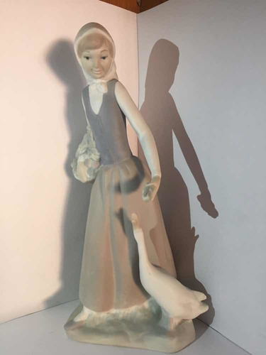 Figura De Porcelana Nao Pastora Con Cisne Mate En Perfecto E