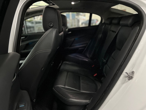 Imagem 11 de 15 de Jaguar Xe 2.0 Turbocharged R-sport Aut. 2015/2016