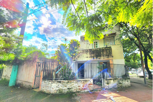 Esquina 25 De Mayo Y Bolivia- Dos Casas + 1 Depto. En Venta 