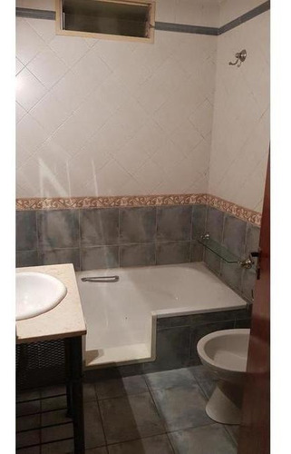 Imagen 15 de 30 de Piso Al Frente - 4 Ambientes Con 2 Cocheras Y Baulera - Patio Y Parrilla Villa Luro