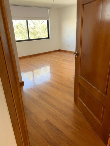 Se Renta Hermosa Casa Con Vista Panorámica Localizada En Acueducto De Xalpa En Vista Del Valle Con 450 Mts. De Construcción, Distribuidos 3 Niveles Con Excelente Luz Natural Y Acabados De Lujo.