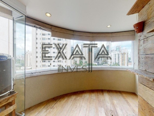Imagem 12 de 30 de Apartamento Em Andar Alto E Varanda Perto Do Metrô, Com Uma Planta Muito Bem Aproveitada. A Sala Com Piso De Madeira É Iluminada Por Um Janelão Do Chão Ao Teto Que Leva À Varanda - Ap00923 - 70084771