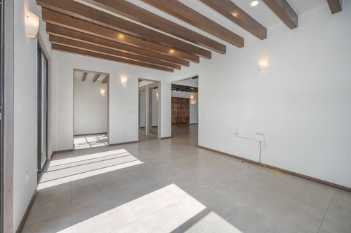Casa De 3 Recámaras, Terraza, Espacios Amplios: El Suspiro, La Lejona