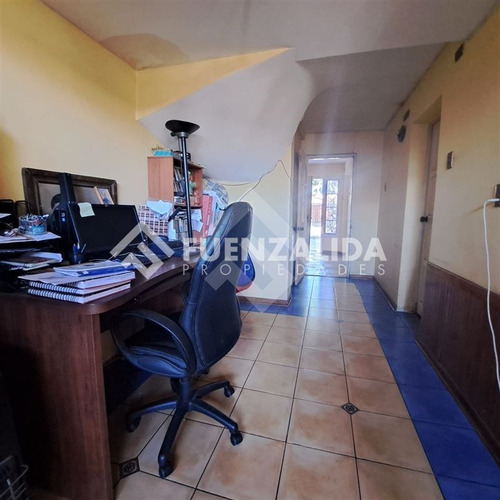 Casa En Venta De 5 Dorm. En La Cisterna