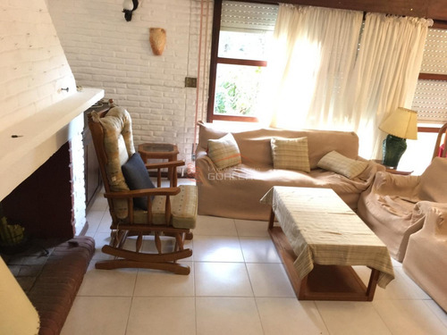 Casa En Punta Del Este, En Venta, De 3 Dormitorios En Parada 18 De Playa Mansa A Unas Cuadras Del Mar, Ideal Para Vivir Todo El Año- Ref: 26606