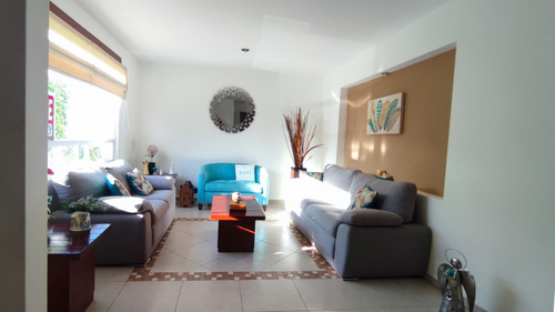 Casa En Venta En Colinas Del Bosque 3ra Seccion, Corregidora, 5 Habitaciones