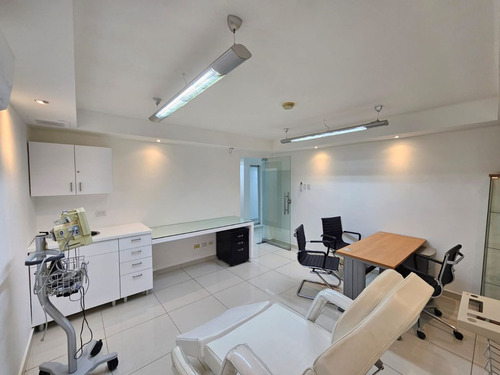 Local Comercial Con 5 Espacios Para Oficina En Naco, Santo Domingo, Con Aire Y Cocina, 1er Nivel