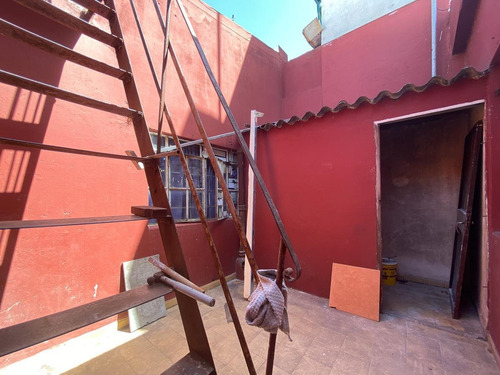 Venta De Casa 2 Dormitorios Con Patio, Parrillero Y Garaje En La Comercial
