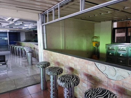 Edificio De 4 Pisos Amplios De Alquiler.