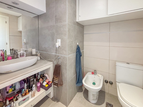 En Venta. Piso De 3 Ambientes Al Frente Con Balcones En Edificio Torre. Zona Güemes.