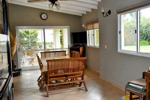Casa En Venta Barrio Los Jazmines, Pilar Del Este