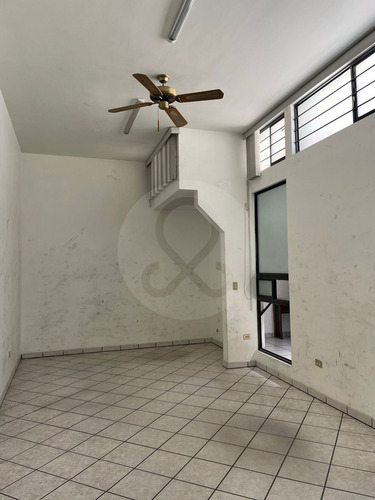 Local Comercial En Renta En Av Damian Carmona, Barrio De Santiago