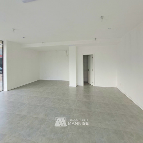 Alquilamos Local Comercial A Estrenar En Edificio España. Local 4