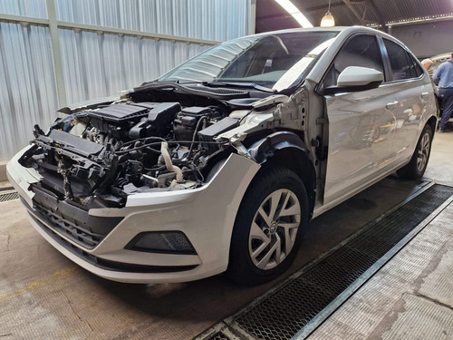 Volkswagen Virtus -chocado-