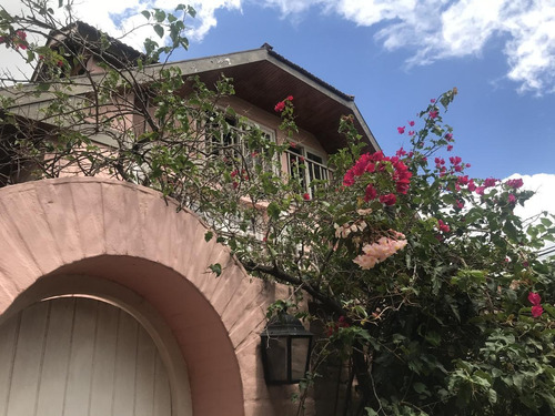 Hermosa Casa De Época En Un Entorno Increíble Y Único, Ubicada Sobre Un Exclusivo Cul De Sac