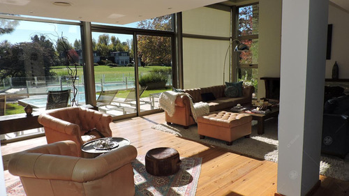 Casa En Venta De 3 Pisos Sobre Dos Lotes Con Fondo A Golf En Abril Club De Campo - Apto Credito
