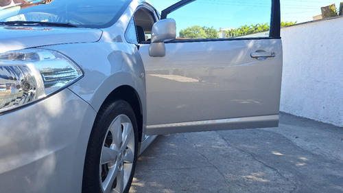 Nissan Tiida 1.8 Sl Flex 5p