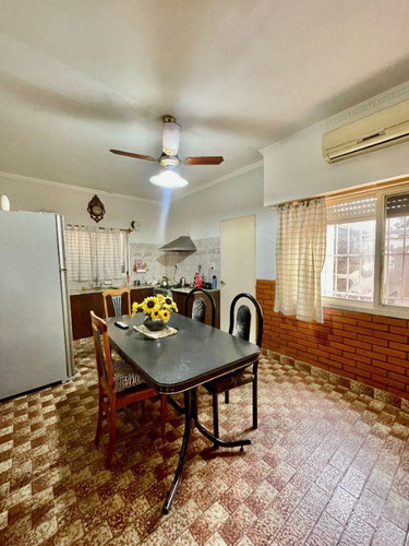 Casa En Venta De 2 Dormitorios C/ Cochera En Otros Barrios