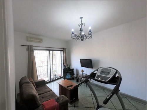 Imagen 3 de 12 de Oportunidad! Impecable Apartamento De 2 Dormitorios Al Frente, Con Ambientes Amplios Y Súper Luminosos. Excelente Ubicación Sobre Avenida Con Muy Buena Accesibilidad A Locomoción Y Servicios