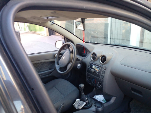 Imagen 9 de 10 de Ford Fiesta Max 1.6 Ambient 2006