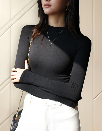 Camiseta Ajustada Con Cuello Medio Alto En El Interior