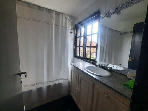 Ubicado En El Exclusivo Barrio Cerrado La Arboleda De Don Torcuato. Lindisima Casa Con 4 Dormitorios. Gran Lote De 920m2. Pileta. Muy Buen Estado.