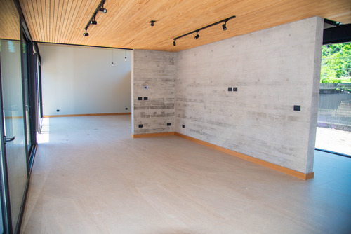 Increible Casa Minimalista-colegio Newland