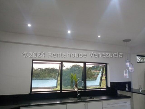 Hermosa Casa Con Estilo Moderno, De Dos Niveles, Cuenta Con Hall De Entrada, Sala De Estar, Tres Dormitorios Con Baños Y Vestier , Una Habitación Solo Con Baños, Un Medio Baños, Family Room