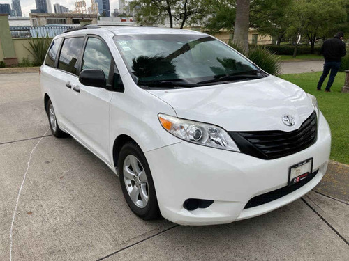 Imagen 4 de 15 de Toyota Sienna 2017 5p Ce V6/3.5 Aut