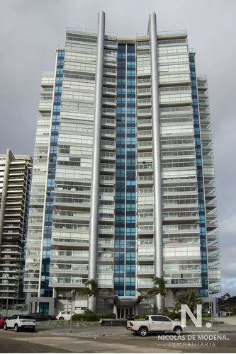 Departamento En Venta En Torre Moderna, A Pasos Del Mar.