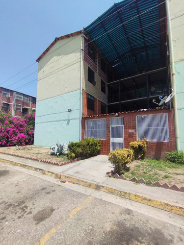 Beraca 002 Venta Apartamento Remodelado Urbanización Lago I, Maracay