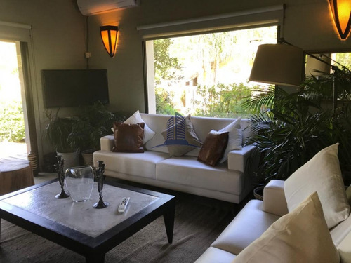 Casa En Venta- De Cuatro Dormitorios En Pinares- Ref: 1203