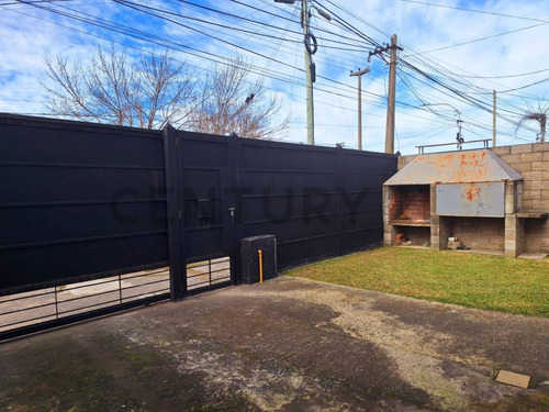 Calle 17 E/ 163 Y 164 - Casa De 3 Dormitorios En Venta - Berisso.
