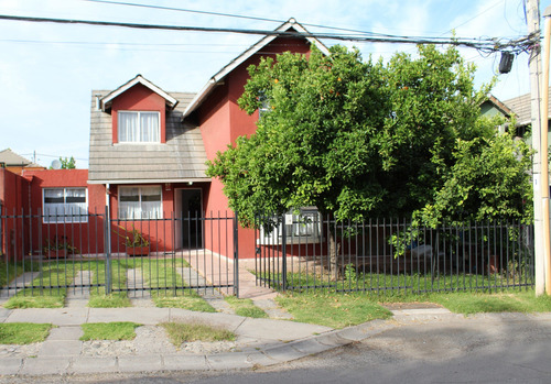 Casa En Venta Con 4 Dormitorios Y 2 Baños En Puente Alto