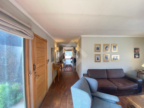 Casa En Arriendo De 6 Dorm. En Colina