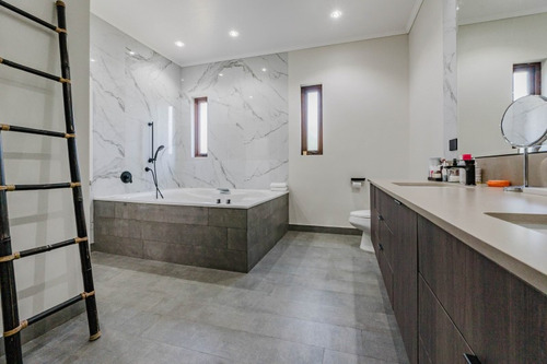 Casa Con Doble Altura Impecable, En Condominio Las Garzas