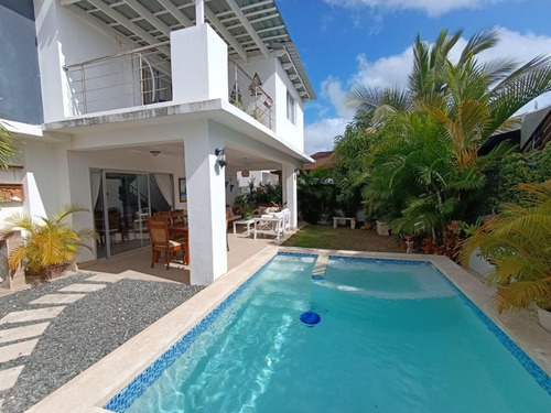 Casa Amueblada En Alquiler Y Venta En El Residencial Primaveral 2, Bávaro Punta Cana, 3 Habitaciones, Con Piscina