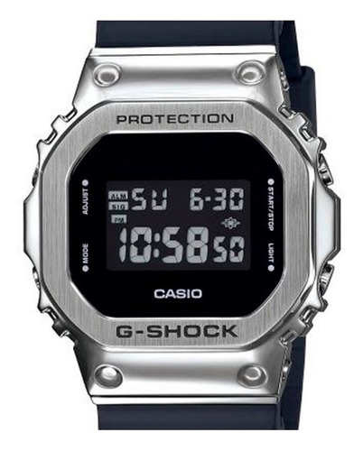 Reloj pulsera Casio G-Shock GM-5600 de cuerpo color plata, digital, para hombre, fondo negro y gris, con correa de resina color negro, dial gris, minutero/segundero gris, bisel color plata y negro, luz azul verde y hebilla simple