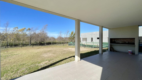 Casa En Naudir En Venta - A Estrenar - Lote Con Fondo Al Verde