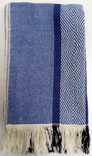 Imagen 2 de 6 de Poncho Artesanal Rombos Azul Rey