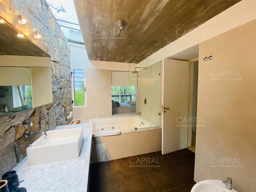Casa De Seis Dormitorios En Venta En El Chorro, Manantiales