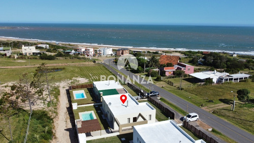 Casa En Venta A Estrenar En Punta Colorada, Piriápolis. A 250 Metros De La Playa. Con Piscina.