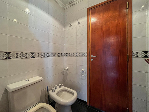 Casa De 3 Dormitorios Con Gran Jardín Y Pileta En Fisherton