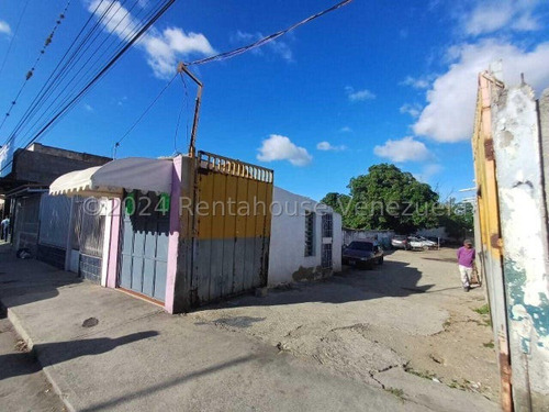 Raiza Suarez Vende Sensacional Terreno Comercial, Zona Oeste De Barquisimeto,-2 5 8 3 3-, Posee 496mts2, Ideal Para Taller, Posee Estacionamiento Amplio, Y Esta Apto Para Remodelar A Tus Gustos....