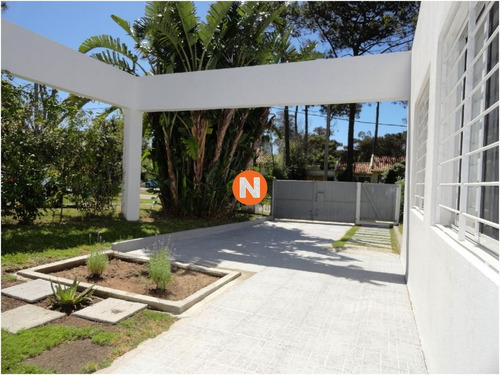 Impecable Casa Minimalista, Moderna, A Pocas Cuadras De La Playa Mansa. - Ref: 216355