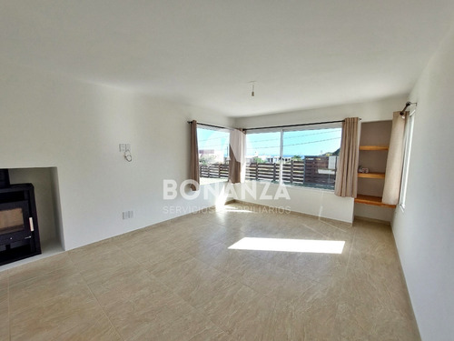 Casa En Venta A Estrenar En Punta Colorada, Piriápolis. A 250 Metros De La Playa. Con Piscina.