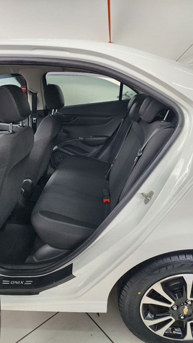 Chevrolet Onix plus JOY BLACK