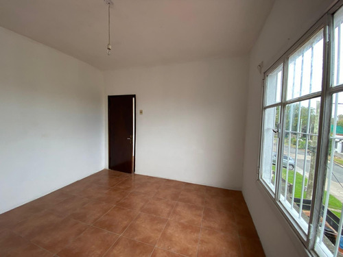 Lega Propiedades Alquila Apartamento Al Fondo Desarrollado En 2 Plantas De 2 Dormitorios.
