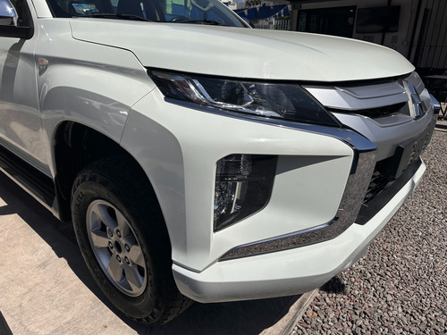 Mitsubishi L200 2.4 Cabina Doble 4x2 Mt