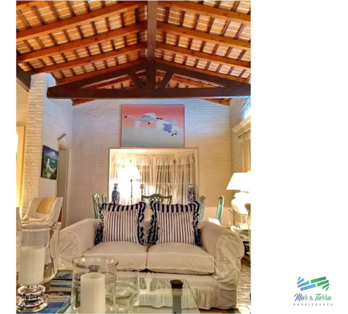 Casa En Venta. A Seis Cuadras Del Mar. Cuenta Con Tres Dormitorios.
